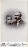 Sorgklädda föräldrar, 1896