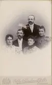 Grupp hos fotograf Sundevall, 1900