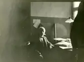Vaktmästare Persson på sitt ämbetsrum på Örebro Slott, 1923