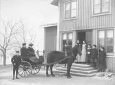 Prostfamilj och tjänstefolk vid Almby prästgård, ca 1900