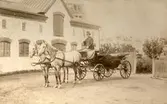 Hästekipage vid Nya Åkeriet, 1907