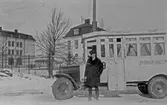 Chaufför vid buss på linje Älvtomta - Väster, 1920-tal