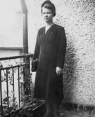 Kvinna på altan, 1940