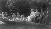 Flickor med badvakter, augusti 1919