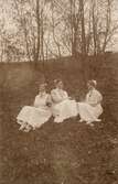 Tre sjuksystrar i parken vid Garphytte sanatorium, 1919