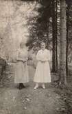 Två kvinnor på skogsväg vid Garphytte sanatorium, 1919