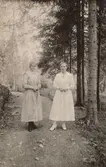 Två kvinnor på skogsväg vid Garphytte sanatorium, 1919