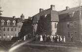 Grupp i trädgården vid Garphytte sanatorium, 1919