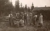 Grupp med trädgårdsredskap vid Garphytte sanatorium, 1919