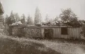 Två män på taket på ödestuga vid Garphytte sanatorium, 1919