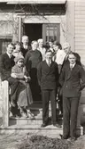 Grupp på trappa, 1930-tal