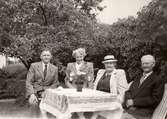 Grupp i trädgården, 1940-tal