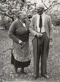 Äldre par i trädgården, 1940-tal
