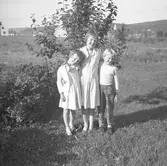 I mitten står Kerstin Berg, gift Nilsson, dotter till Harry Berg