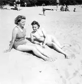 Två kvinnor på en badstrand