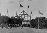 Torgbron mellan det Stora och Lilla torget dekorerad i samband med 300-års jubileumet 1919.
