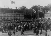 Folksamling på Stora Torget under festligheterna i samband med Alingsås 300års jubileum år 1919.