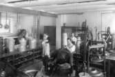 Personal i pressrummet på AB Lindberg strå- & filthattfabrik, 1905-1910