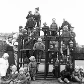 Barn på lekplats, 1960-tal