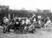 Barn i sandlåda, 1960-tal