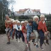 Barn på trästock, 1967