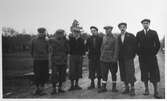 Sju unga män på rad, 1930-tal