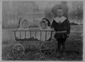 Pojke med två barn i skrinda, ca 1900