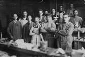 Skomakare i limverkstaden, 1910-tal