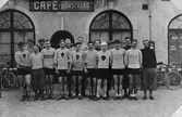 Örebro Velocipedklubb utanför Café Rörstrand på Hovstavägen, 1930-tal