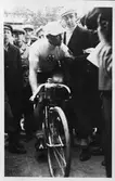 Cyklist bland publik, 1930-tal