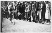 Cyklist bland publik, 1930-tal