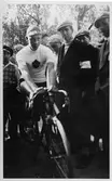 Cyklist bland publik, 1930-tal