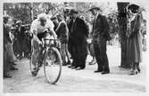 Cyklist kämpar mot mål, 1930-tal