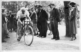 Cyklist kämpar mot mål, 1930-tal