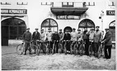 Medlemmar i Örebro Velocipedklubb utanför Café Rörstrand på Hovstavägen, 1930-tal
