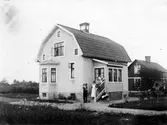 Familj på trappa, Hagvägen 27, 1930-tal