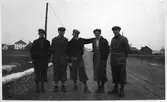 Fem unga män på rad, 1930-tal