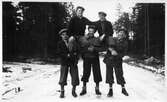 Fem unga män i skogen, 1930-tal