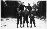Fem unga män i skogen, 1930-tal