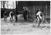 Tre cyklister kämpar om segern, 1930-tal