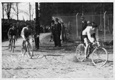 Tre cyklister kämpar om segern, 1930-tal