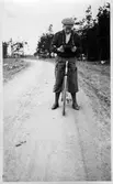 Cyklist läser karta 1930-tal