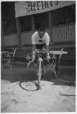 Cyklist framför servering, 1930-tal