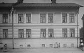 Barn framför hyreshus på Engelbrektsgatan, 1900 ca