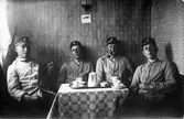 Värnpliktiga röker efter kaffet, 1900-tal