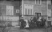 Grupp utanför fastighet, 1900 ca