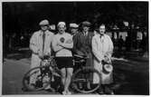 Cyklist med vänner, 1930-tal