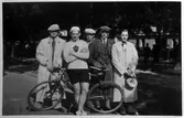 Cyklist med vänner, 1930-tal