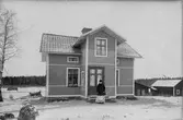 Kvinna framför boningshuset Alphyddan i Frövi, 1912