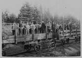 Arbetare på väg till grustag med tåg, 1910-tal